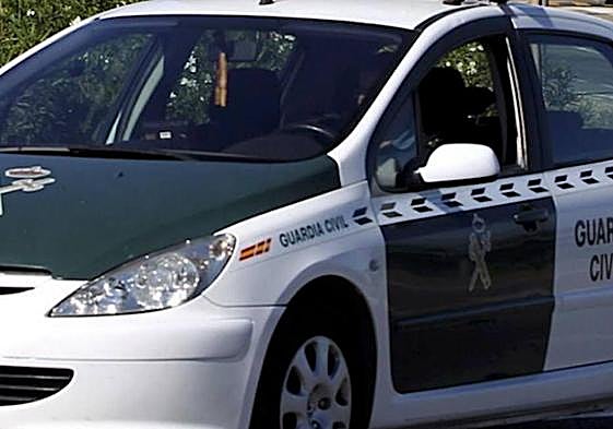 Imagen de un agente en un vehículo de la Guardia Civil.