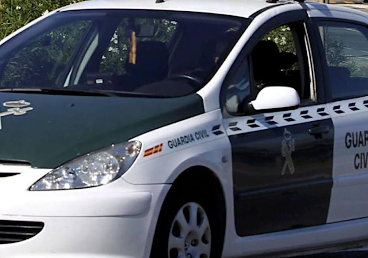 Imagen de un agente en un vehículo de la Guardia Civil.