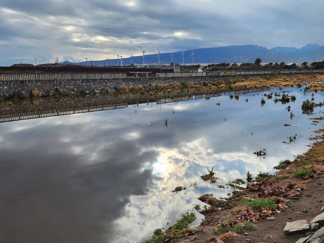 Las lluvias este sábado en Gran Canaria dejaban imágenes como esta en Arinaga.