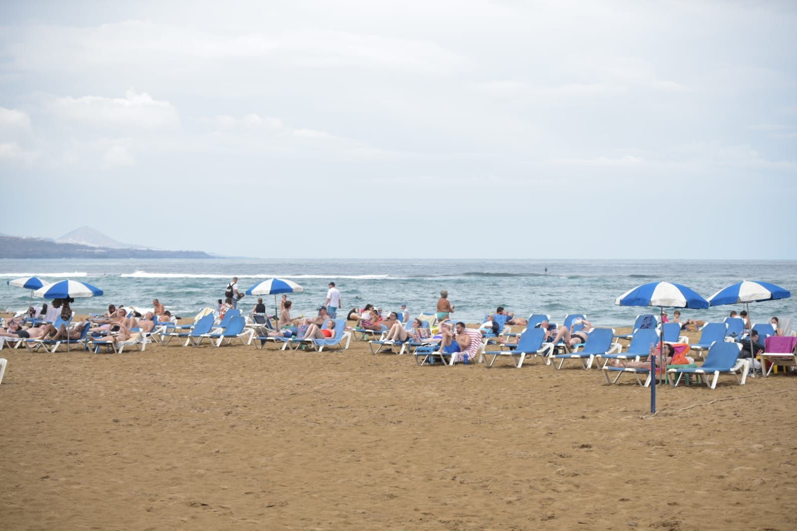 La inestabilidad no impidió que algunos atrevidos disfrutaran del sol en Las Canteras.