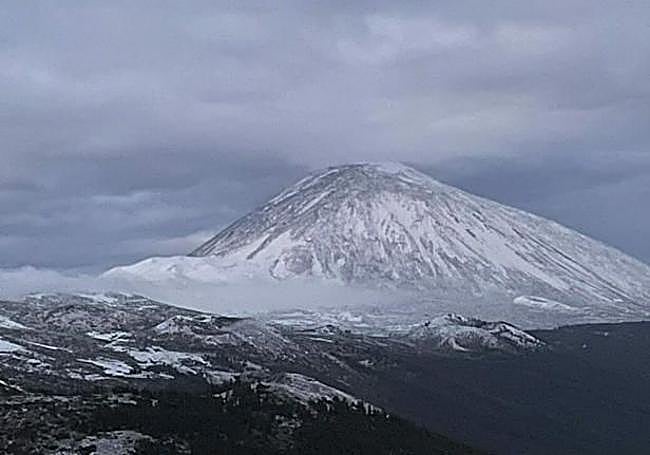 El pico Teide luce el habitual manto blanco de invierno, pero en primavera.