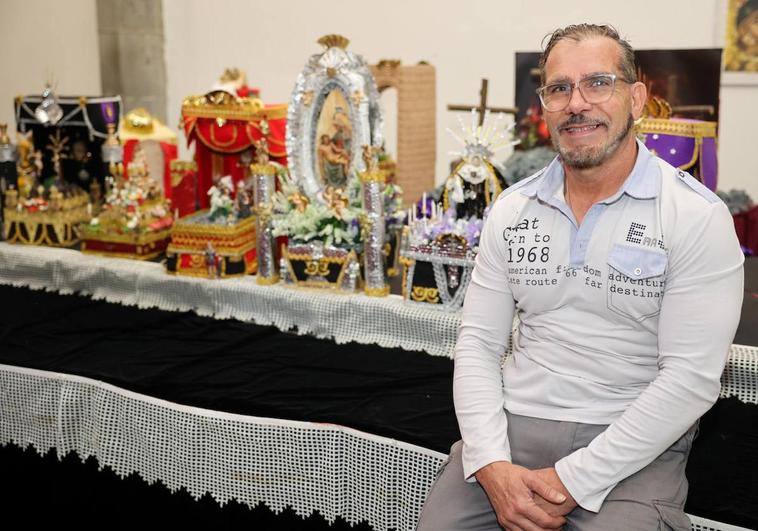 Alexis Jiménez Talavera junto a los tronos en miniatura que expone en San Francisco de Borja.