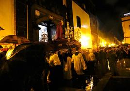 Imagen de la procesión de los Nazarenos de Vegueta, afectada por la lluvia de este domingo en la capital grancanaria.