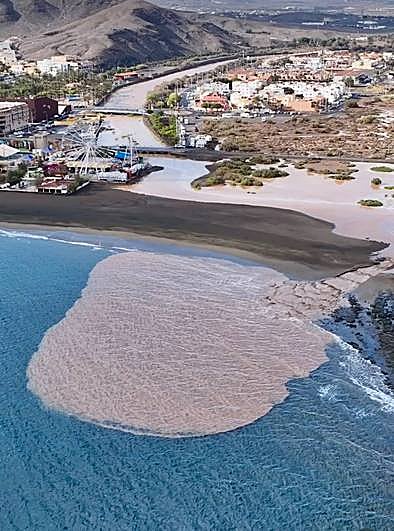 Las imágenes de la DANA en Fuerteventura: corre el barranco de Gran Tarajal y desemboca en el mar