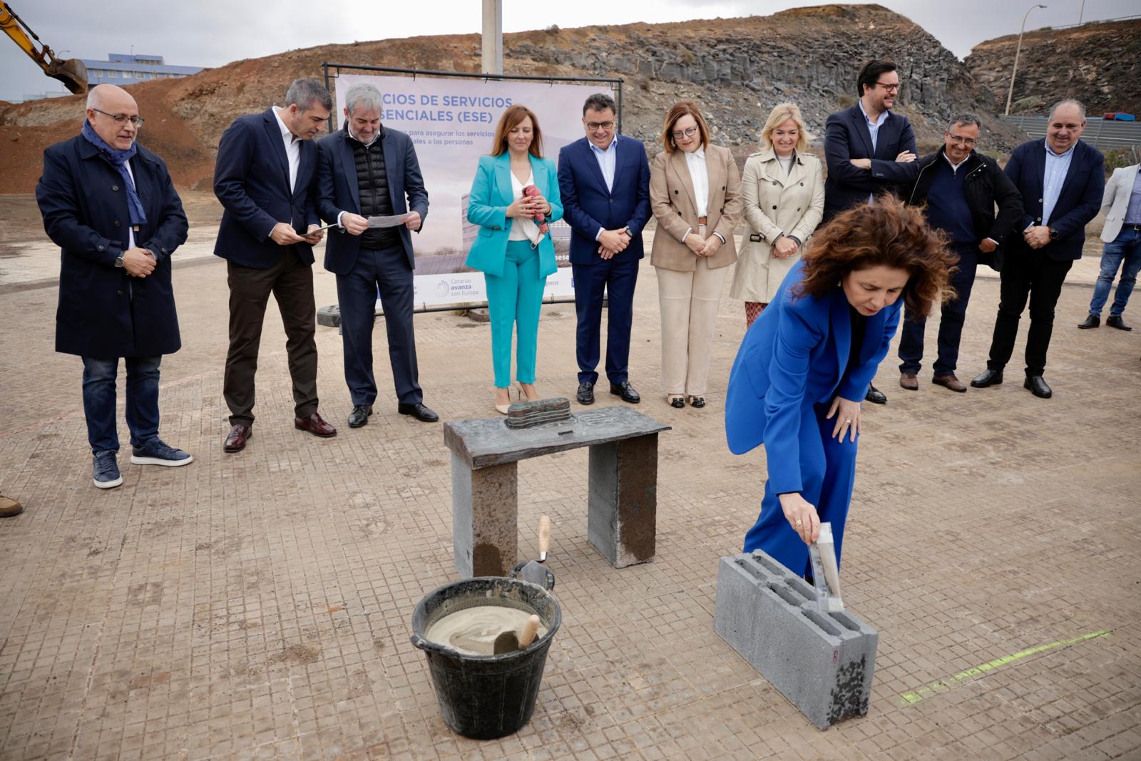 Clavijo da comienzo a las obras del edificio de Servicios Esenciales en Jinámar
