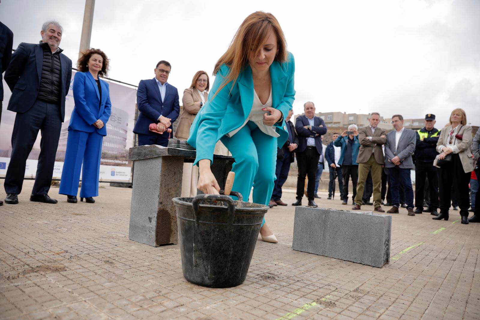 Clavijo da comienzo a las obras del edificio de Servicios Esenciales en Jinámar