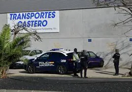 Agentes de la Policía Nacional junto a la fachada de Transportes Castero S.L., la empresa investigada.