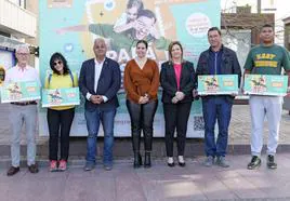 Los concejales Juan Jiménez y Tacoremi Gutiérrez, Daniela Plotegher y los cuatro ganadores de la campaña por el Día del Padre.