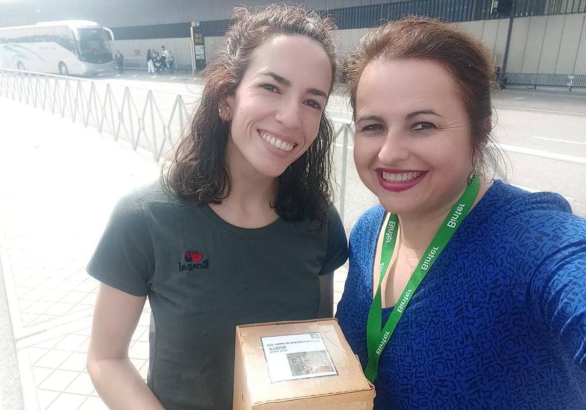 Imagen principal - Pino Marín entrega el autillo a Isabel Gallarosa. En las otras fotos, el ave en Madrid y en Gran Canaria