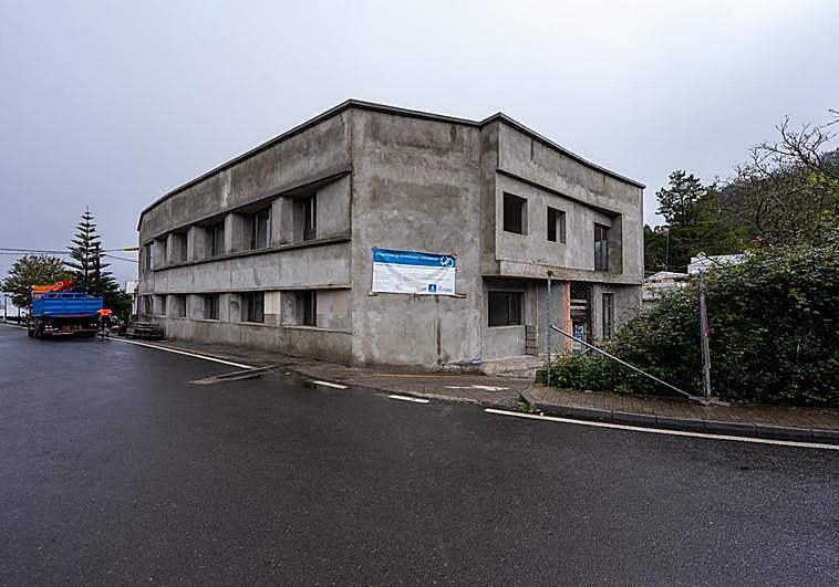 Imagen del edificio que está finalizando el Cabildo a la entrada del casco de Valleseco.