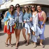 Un grupo de amigas llegadas de Málaga disfruta del sur de Gran Canaria.