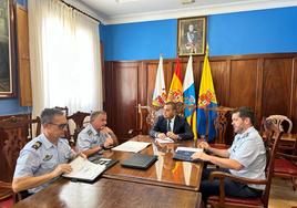 El alcalde de Guía, Pedro Rodríguez, reunido con responsables del Mando Aéreo de Canarias.