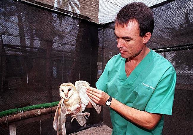 Imagen de archivo de Pascual Calabuig con una lechuza.