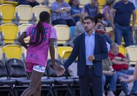 Tony Viera, con Adji Fall, en el partido de la primera vuelta en el Arena.