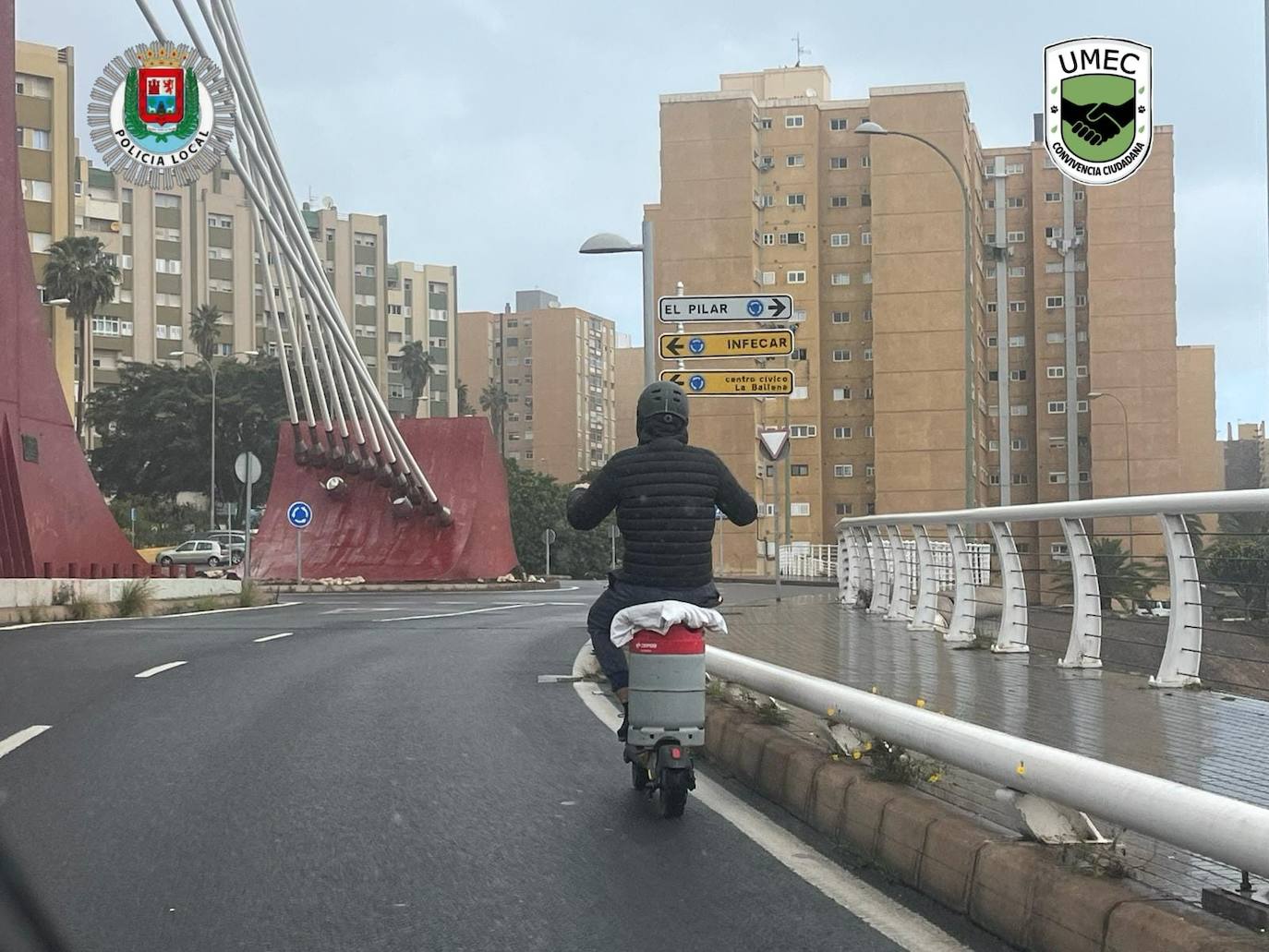 Imagen inusual en una vía de Las Palmas de Gran Canaria: un hombre usa una bombona de asiento mientras circula con un patinete