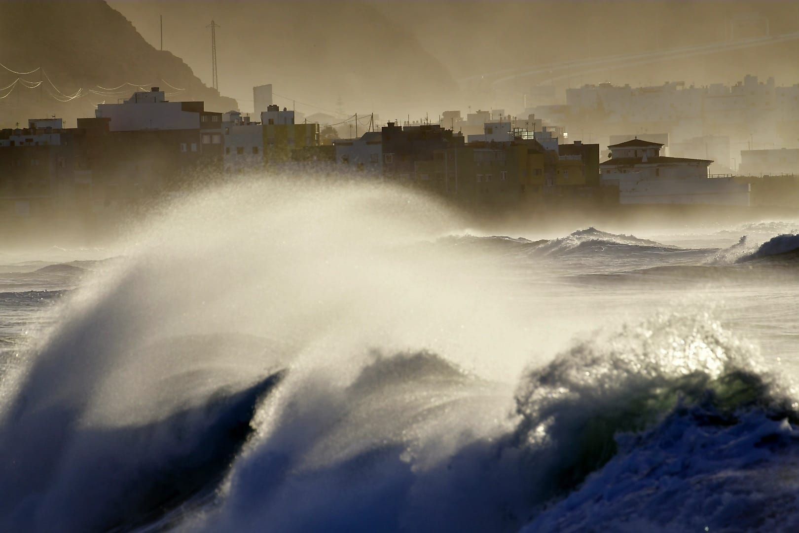 Las olas ofrecen un espectáculo en El Puertillo