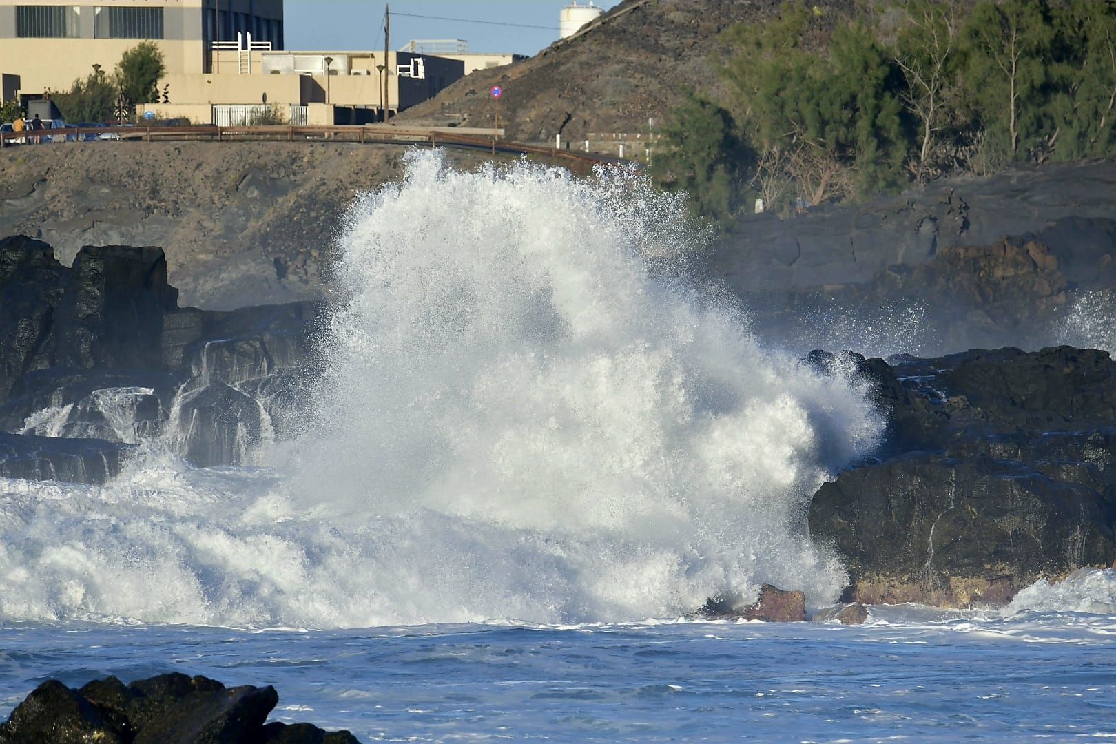 Las olas ofrecen un espectáculo en El Puertillo