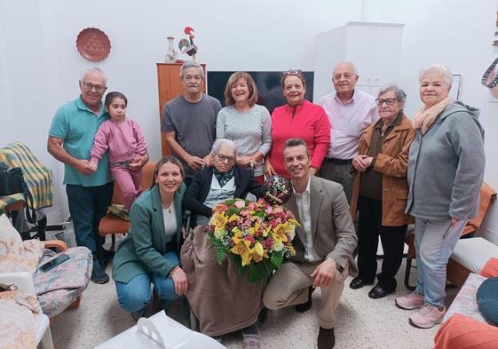 Adela Godoy recibió la felicitación del alcalde de La Aldea, Víctor Hernández, en su 102 cumpleaños.