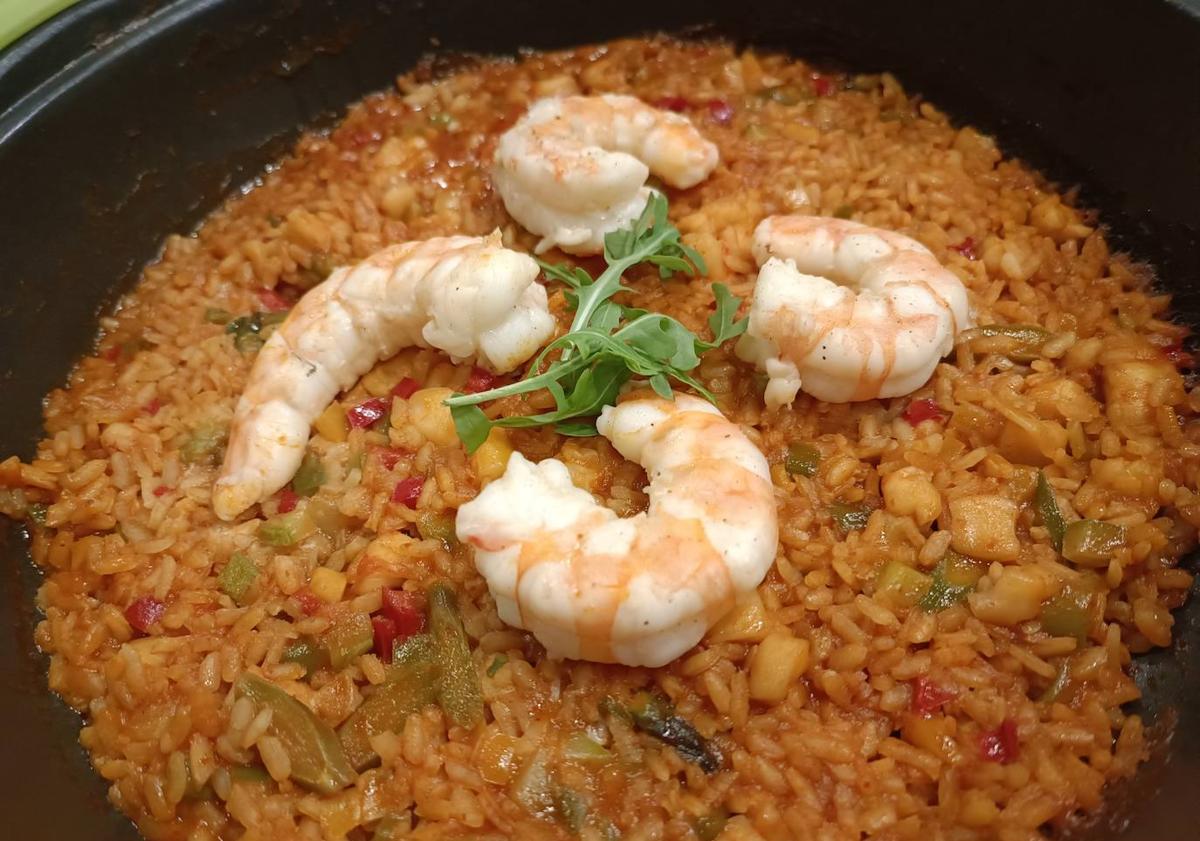 Imagen principal - El arroz con marisco y una selección de entrantes. / J.L.R.