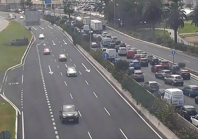 Atropella a un peatón que cruzó la Autovía Marítima de forma imprudente y se da a la fuga