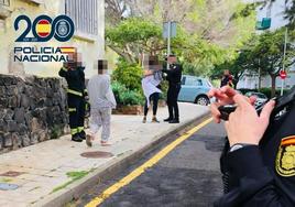 Imagen del hombre entregando a su bebé a la Policía Nacional.