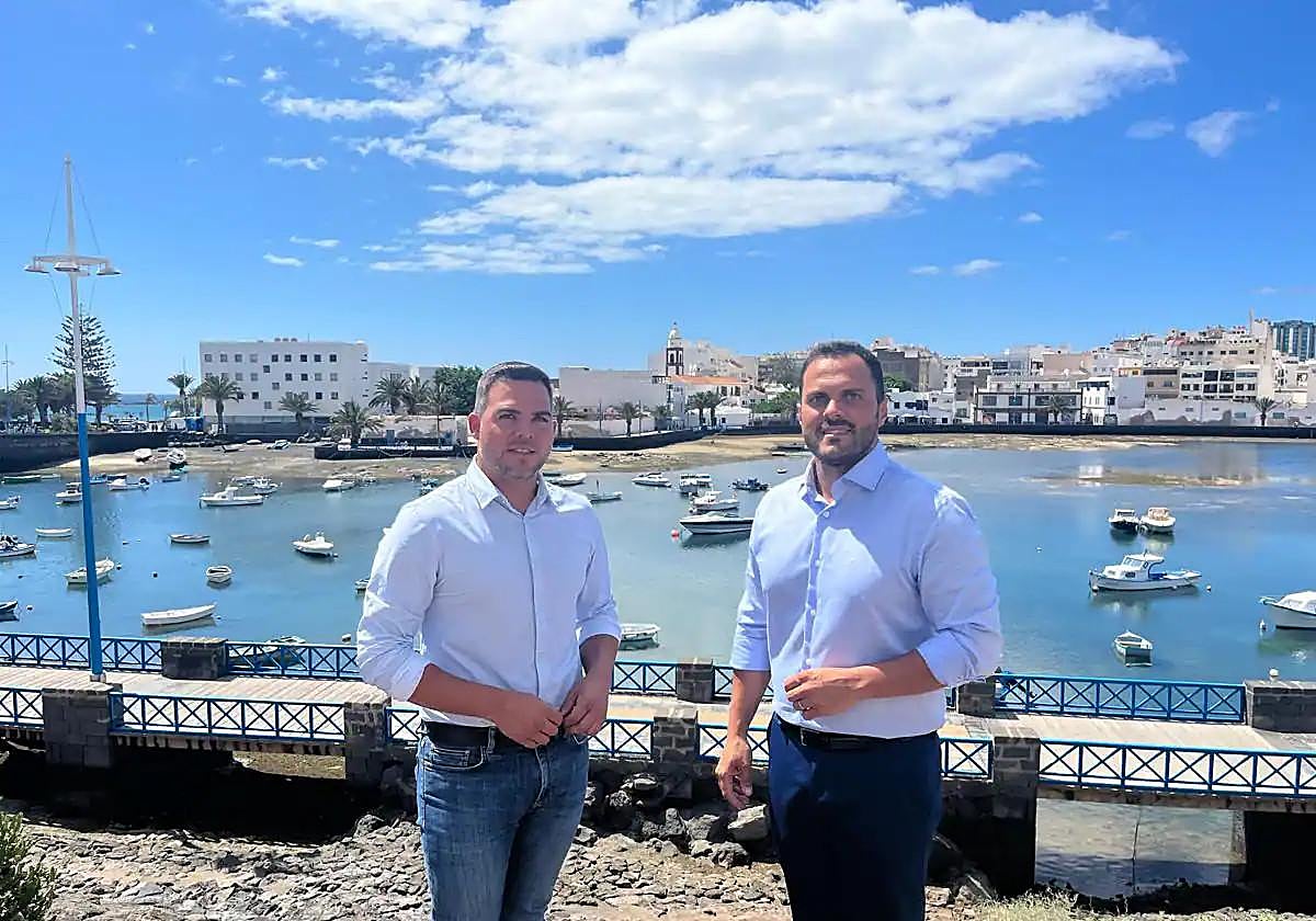 Jacobo Medina, consejero; y Yonathan de León, alcalde, ante la cascada del Charco de San Ginés.