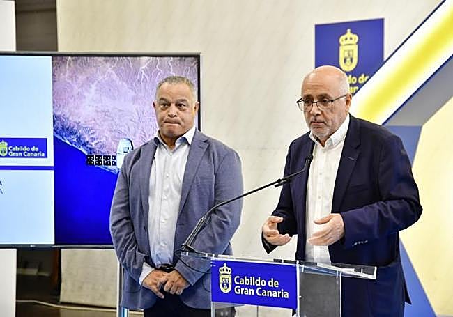 El gerente de la Spegc, Cosme García, junto al presidente del Cabildo (derecha).