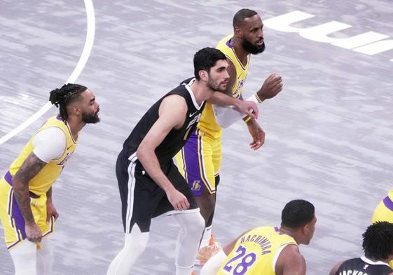 Imágenes del encuentro entre Lakers y Grizzlies, con Aldama y LeBron emparejados en defensa