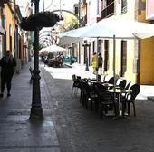 Imagen de terrazas en la calle Capitán Quesada, en el casco de Gáldar.