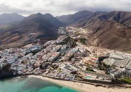 Imagen aérea de Morro Jable, que crece hacia el inicio del barranco de El Siervo.