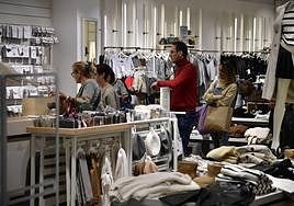 Imagen de archivo de clientes en un comercio ubicado en un centro comercial de la capital grancanaria.