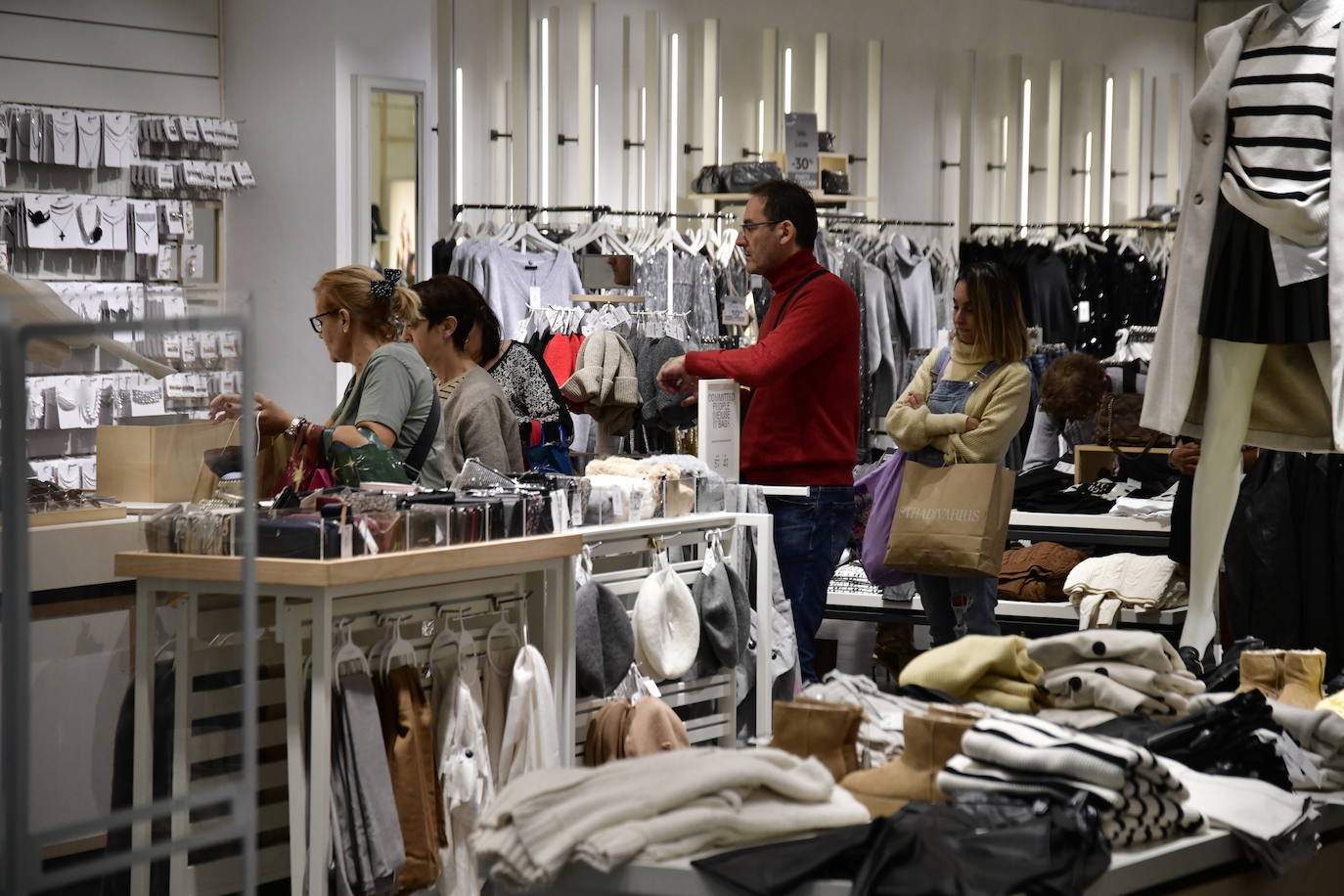 Imagen de archivo de clientes en un comercio ubicado en un centro comercial de la capital grancanaria.