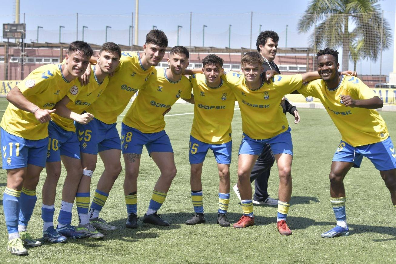 Imagen principal - Imágenes de la celebración del título sobre el césped del Anexo.