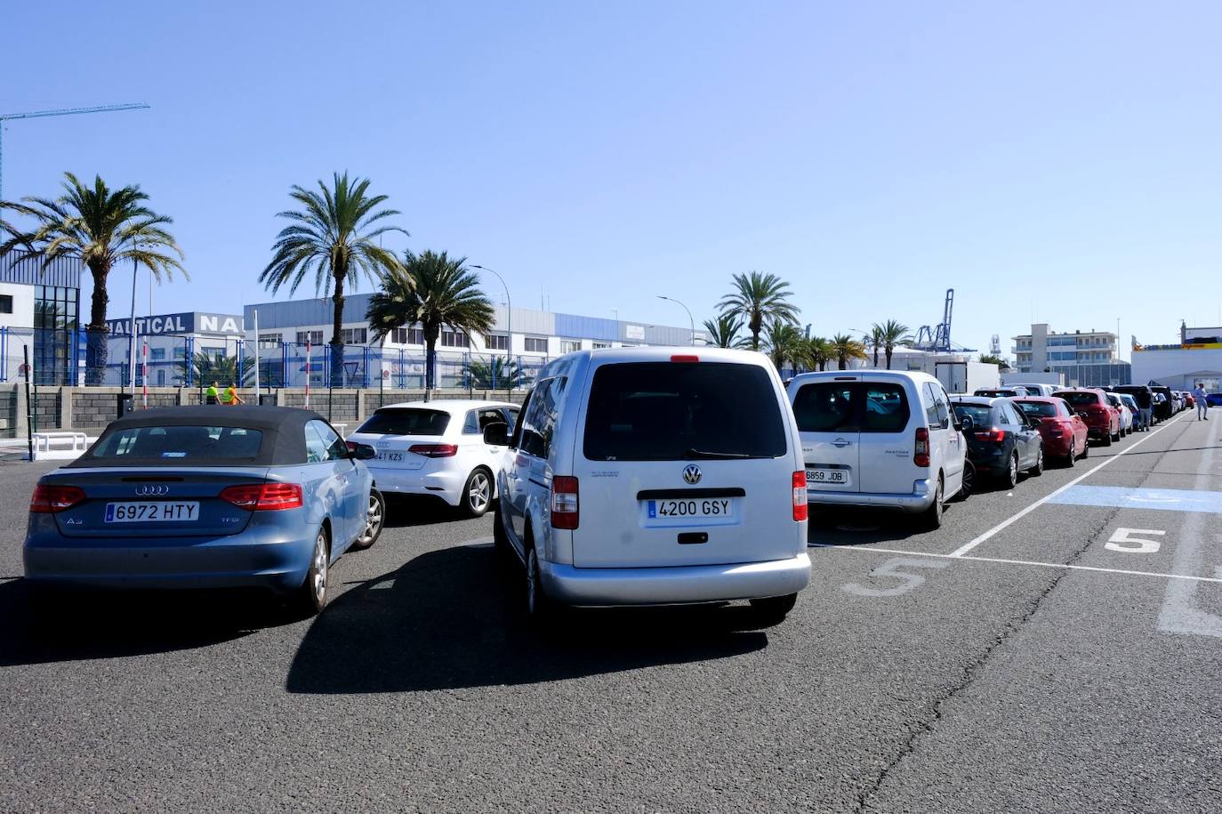 El inicio de las vacaciones de los canarios en Semana Santa, en imágenes