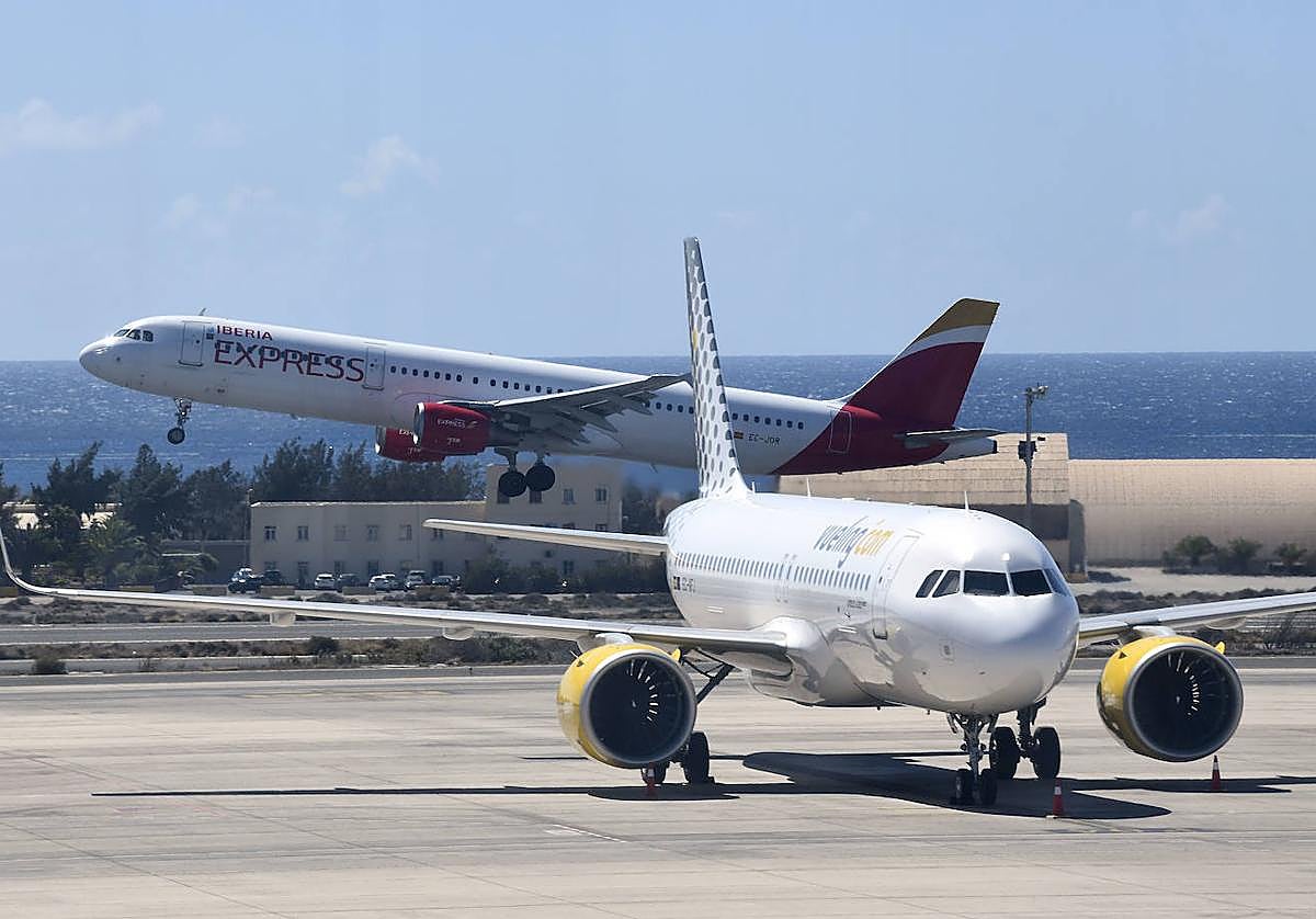 El Ministerio de Transportes quiere analizar la viabilidad de establecer una ruta de Obligación de Servicio Público con la península.