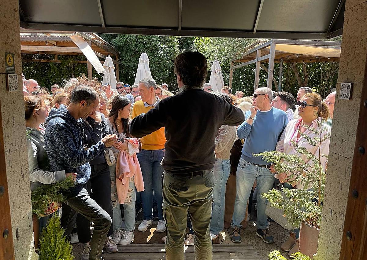 Imagen secundaria 1 - Más imágenes de gente interesada en el mercadillo de liquidación.