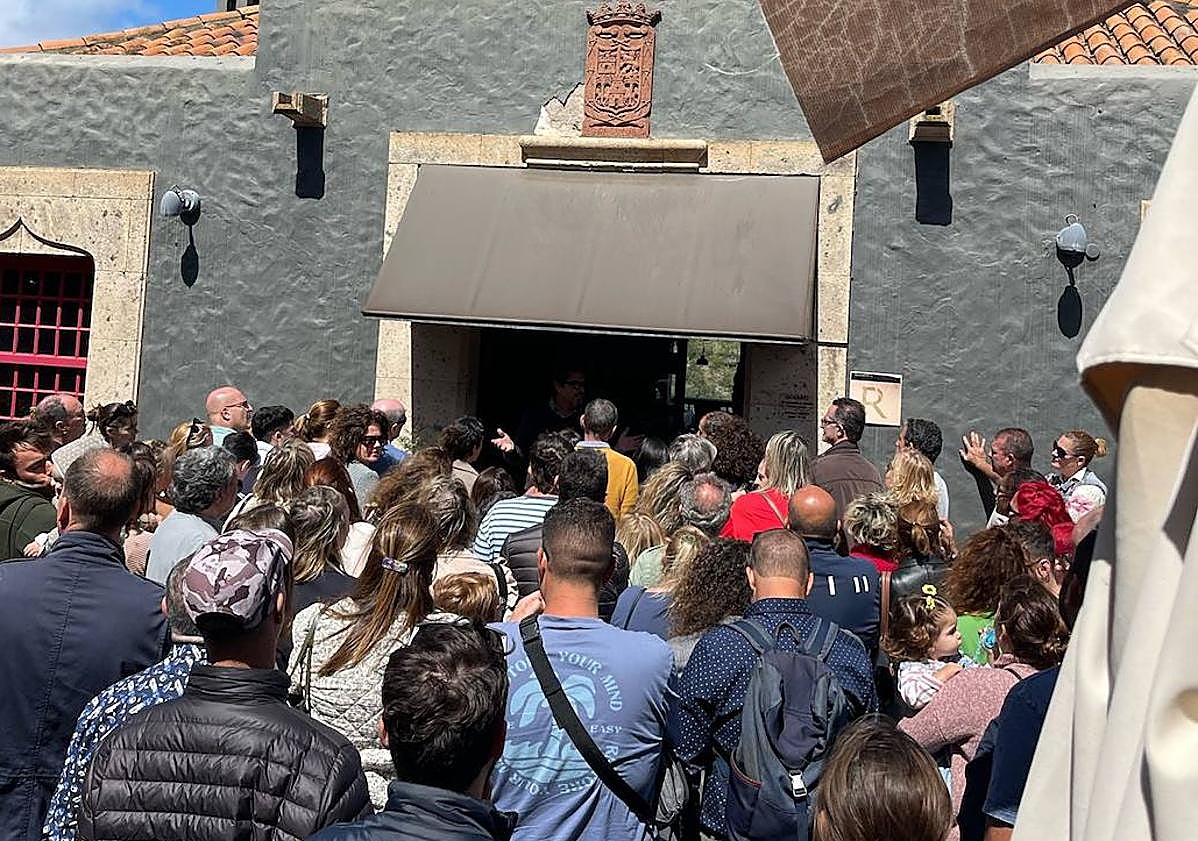 Imagen principal - Más imágenes de gente interesada en el mercadillo de liquidación.