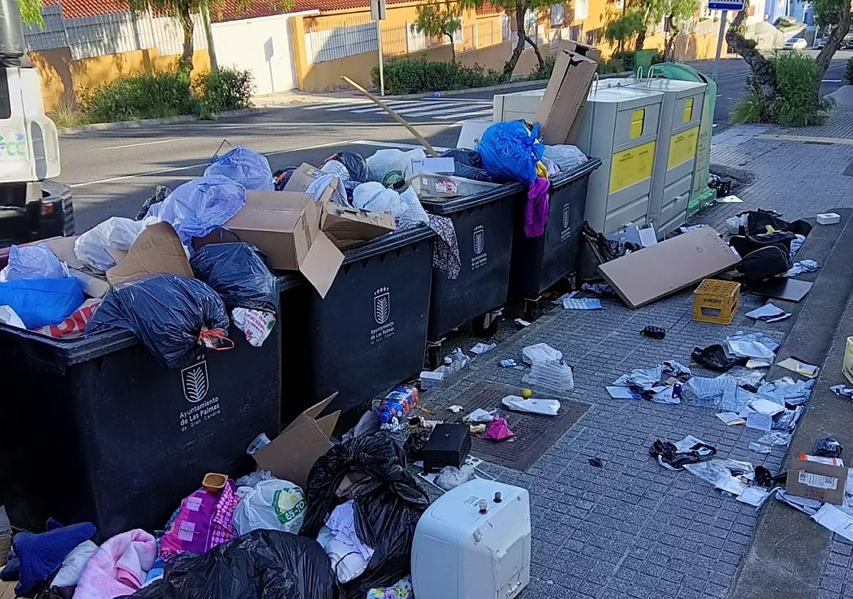 Imagen de los contenedores rebosados este domingo en Ciudad del Campo.