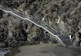 Nueva escalera que enlaza el Balcón de San Agustín con la playa del Pirata.