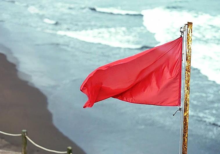 Bandera roja en un arenal canario.