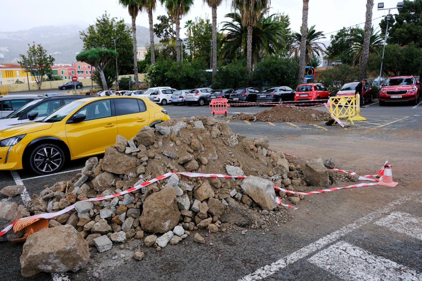 Obras en el recinto ferial de Arucas para localizar la avería