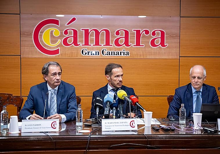 Luis Padrón (i), el consejero de Transición Ecológica, Mariano Hernández Zapata y Santiago Sesé (d).