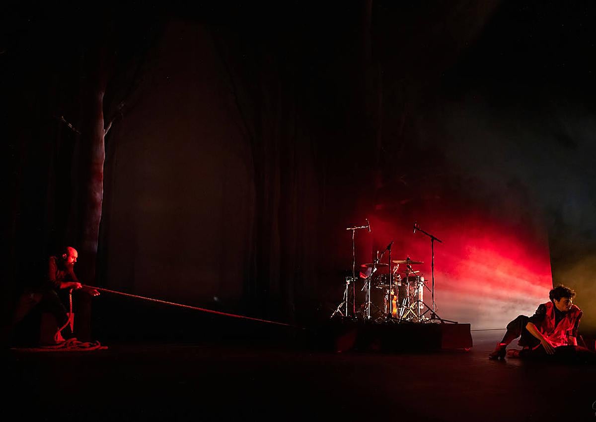 Imagen secundaria 1 - Tres imágenes de 'Baile de bestias'.