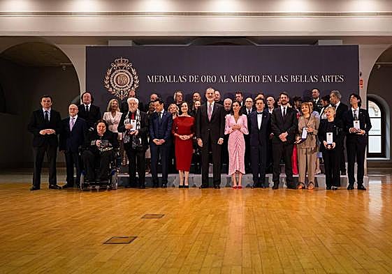 Foto de familia de la entrega de las medallas, con la presencia de los reyes.