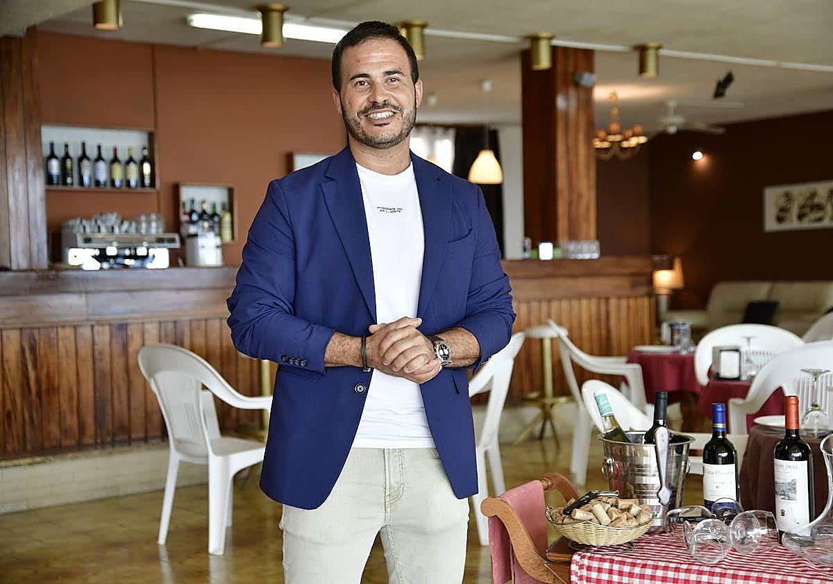 Imagen principal - El presidente del club, Carlos Olivera; abajo, diferentes espacios del comedor. / Arcadio Suárez