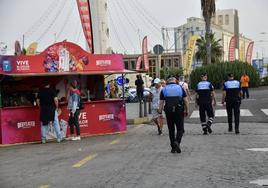 Tres policías pasan por la zona de ventorrillos de los últimos carnavales.