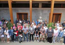 Pedro Rodríguez y Alfredo Gonçalves, junto a parte de los integrantes de los nuevos PFAEs .