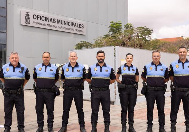 Isidro Armas, el comisario, en el centro, posa, entre otros, con los cinco nuevos oficiales.