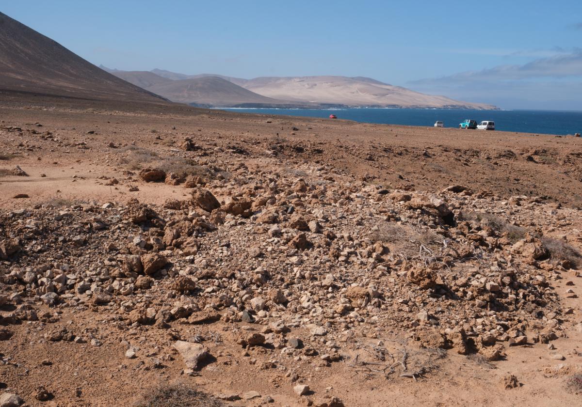 El tablero de Comisianes, con Tierras Malas, la costa de Garcey y el jable de Peñon Blanco al fondo, donde se inicia el campo de tiro de Pájara.
