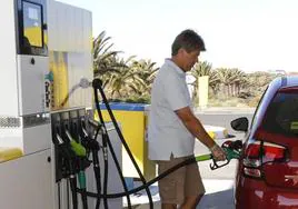 Usuario en un surtidor de carburantes.